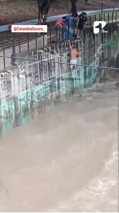 M2810008_Un héroe anónimo arriesgó su vida para salvar a un perro que luchaba contra las fuertes corrientes del río La Ceiba en Neiva. Con la ayuda de la _part2