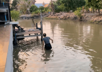 M2511001 The little girl fell into the water and was so shocked that she almost died. She challenged the leader to #WanPhanKwaRae part 2