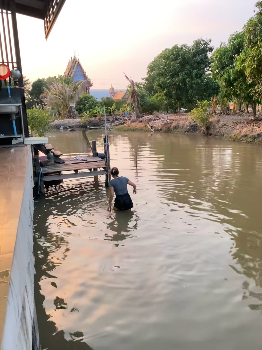 M2511001 The little girl fell into the water and was so shocked that she almost died. She challenged the leader to #WanPhanKwaRae part 2