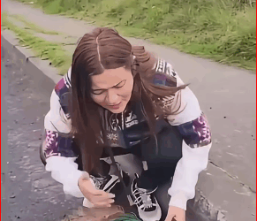 M3011013_puppy clung to its mother body, crying help as tears stream…_part2