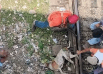 M1111006 (Posting journalistic purposes only) train workers coming t part 2